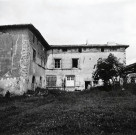 Manthes.- Cour intérieure de l'ancien Prieuré de bénédictins de l'ordre de Cluny.