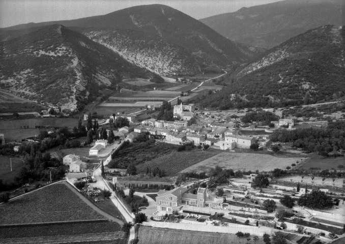 Le Pègue. - Vue aérienne du village