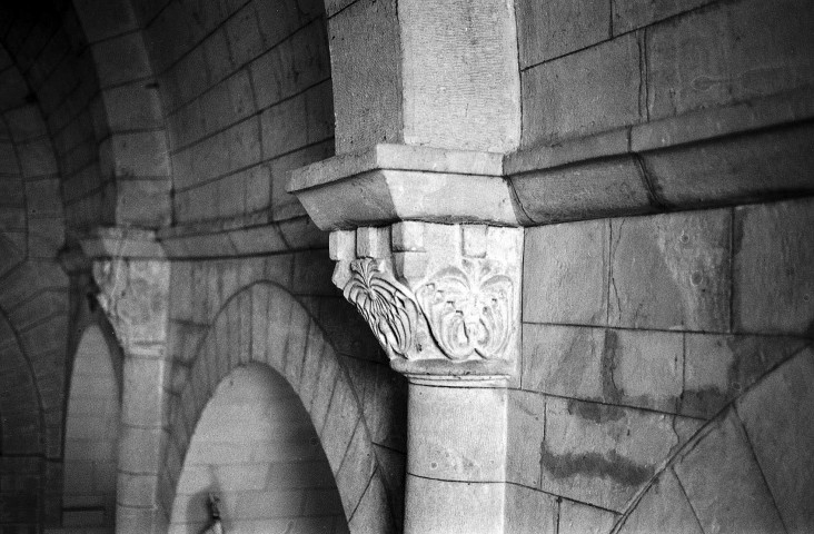 Jaillans. - Chapiteaux au mur sud de la nef de l'église.