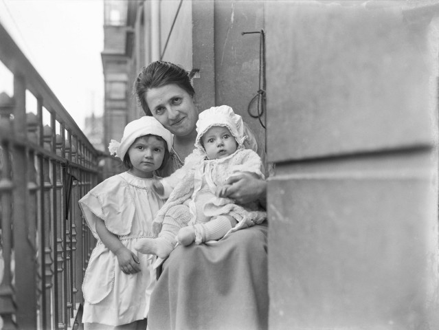 Grenoble (Isère). - Marie-Thérèse Champin, Jacques Champin et Marthe de Courtois au balcon de l'appartement.