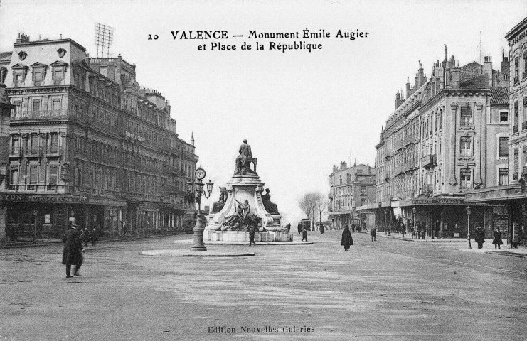 Le monument d’Émile Augier (1897) place de la République.