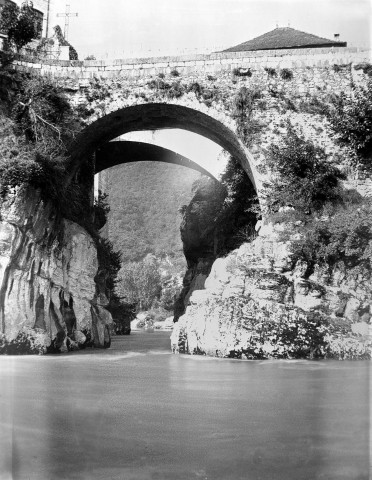 Saint-Nazaire-en-Royans.- Un pont sur la Bourne.