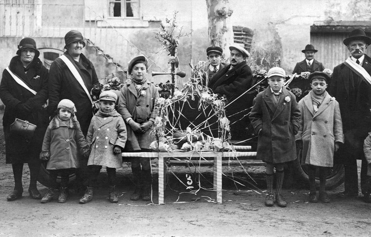 Montmeyran. - Fête des bouviers au quartier des Veyriers. A droite, le roi Augustin Richaud et son épouse Noémie Gaudin (deuxième femme à gauche).