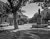 Tulette.- La fontaine place du Cours.