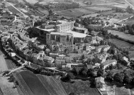 Grignan. - Vue aérienne du village et du château.