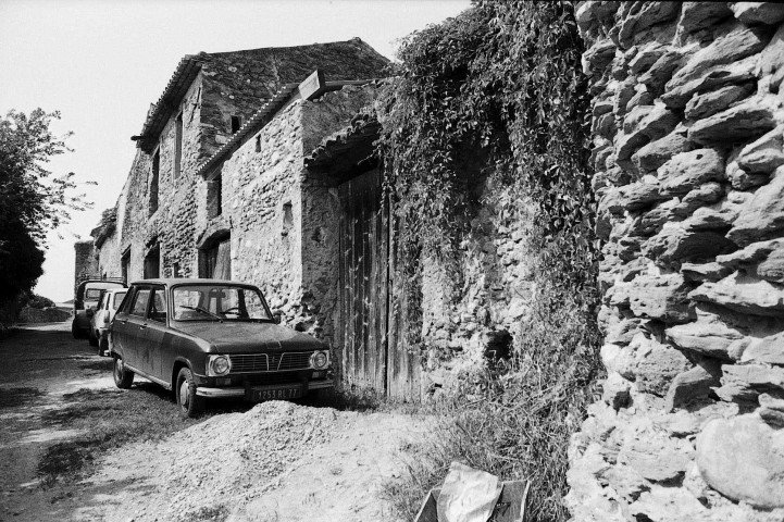 Mirabel-aux-Baronnies.- Visite du village pour une enquête architecturale.