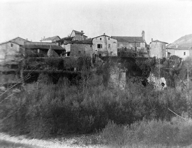 Auberives-en-Royans (Isère).- Vue du village.