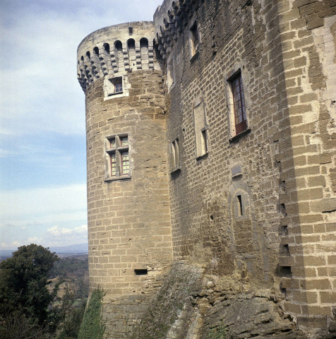 Suze-la-Rousse.- Le château.