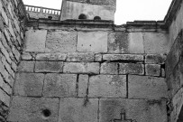 Grignan. - Mur de soutennement du parvis de la collégiale Saint-Sauveur.