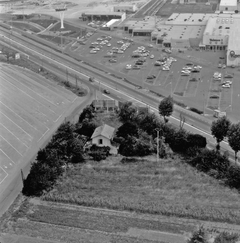 Vue aérienne du parking du centre commercial.