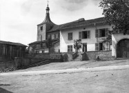 Girmont (Vosges). - Maison du village au devant de l'église de la Nativité-de-Notre-Dame.