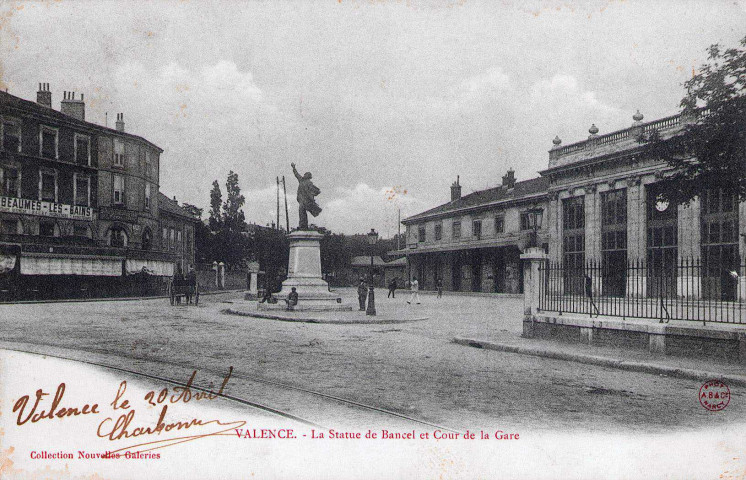 La statue Désiré Bancel (1897) devant la gare.