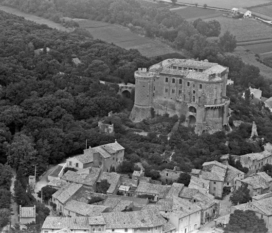 Vue aérienne d'une partie du village et du château.