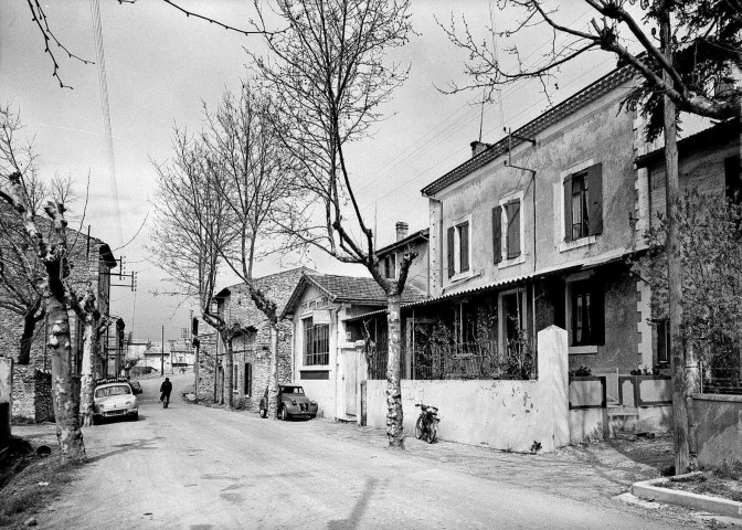 Aouste-sur-Sye.- L'ancien hôtel de la Gare.