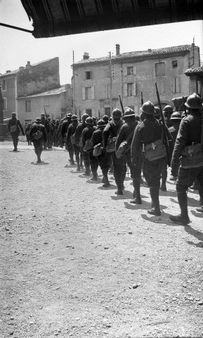 Suze-la-Rousse.- Soldats du 44e bataillon de chars de combat cantonné à Suze de novembre 1939 à mai 1940.