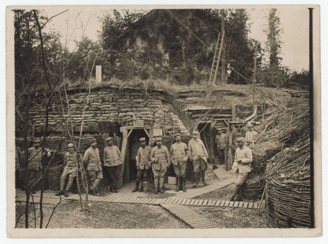 Les bois d'Hauzy. - P.C. du colonel à la barrière 42.