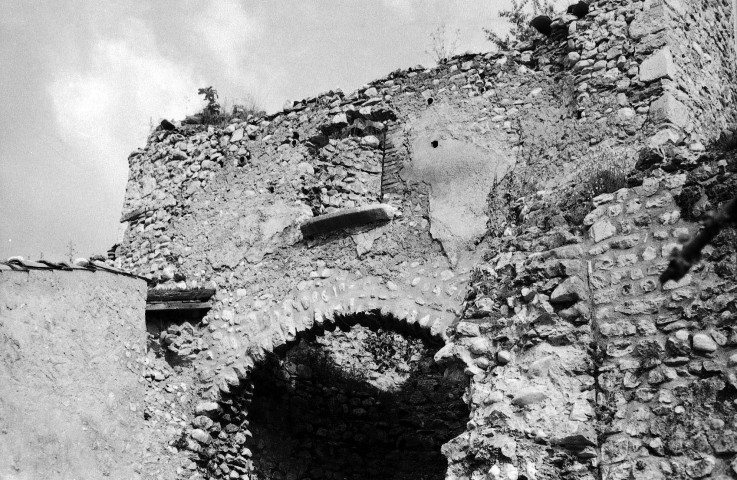 Die. - La tour des remparts à proximité de l'hôpital.