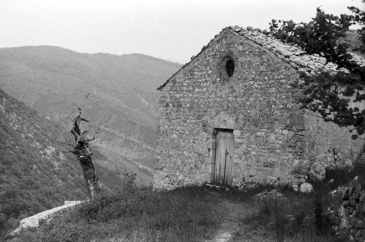 Rochebrune. - La façade occidentale de l'église Saint-Michel.