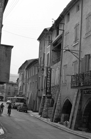 Buis-les-Baronnies. - Façade de maisons au sud de la place du Marché.