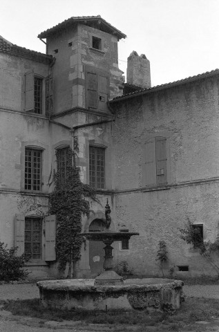 Montclar-sur-Gervanne. - La cour intérieure du château de Vachères.