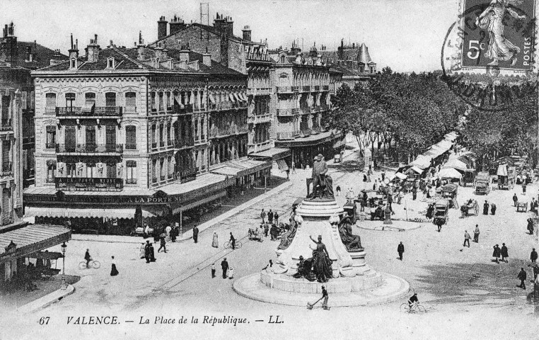 La place de la République un jour de marché et le monument Émile Augier.