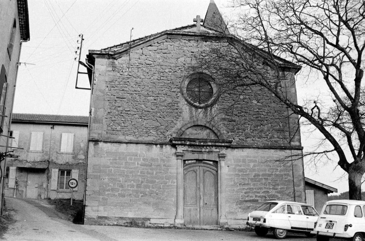 Claveyson. - La façade occidentale de l'église Saint-Sébastien.