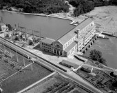 Beaumont-Monteux.- Vue aérienne de la centrale hydraulique EDF sur l'Isère.