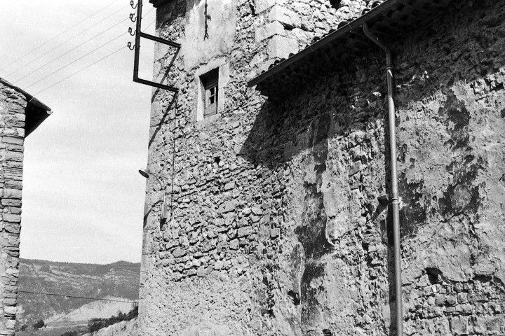 Pontaix. - La façade nord du temple.