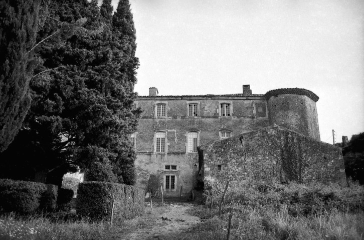 La Touche. - Façade principale du château, côté jardin.