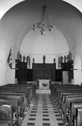 Le Pègue.- La nef et le chœur de l'église Saint-Marcel.