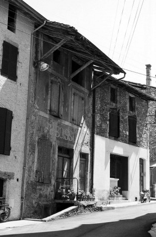 Saint-Nazaire-en-Royans. - Maison aux abords de l'église.