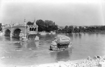 Le 20 juin 1940, le Génie français fait s'effondrer les deux arches du pont
de la rive gauche.