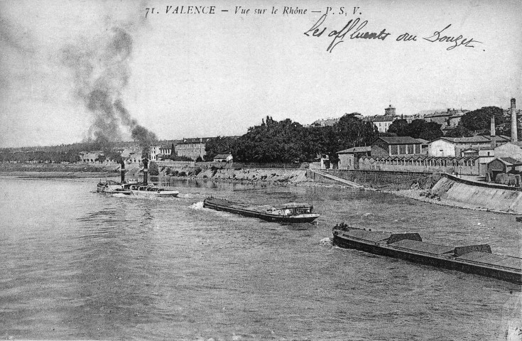 Péniches remorquées remontant le Rhône.