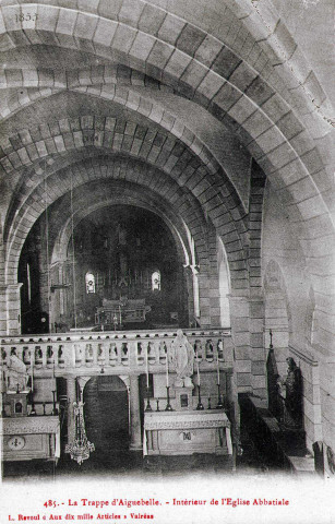 L'intérieur de l'église abbatiale.