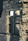 Montbrun-les-Bains.- Fenêtre à double meneaux de la façade sud du corps central du château.