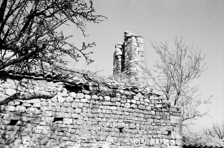 Sainte-Jalle. - La façade sud de la chapelle Saint-Anastase.