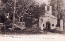 L'ancienne chapelle de Fresneau et la fontaine miraculeuse à gauche.