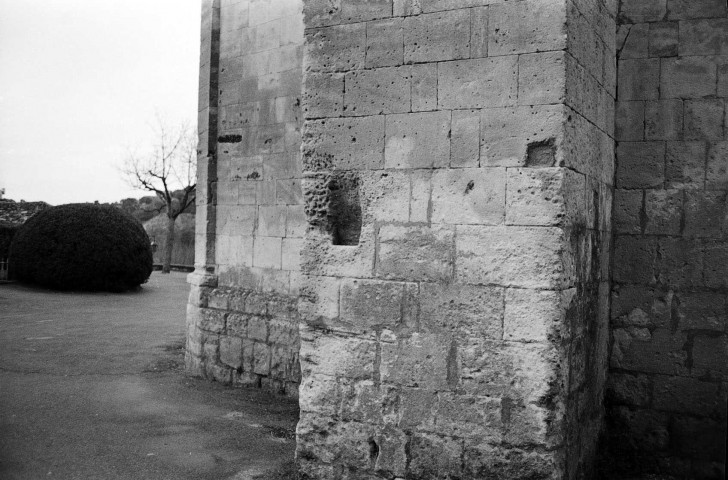 Saint-Restitut.- Contrefort de l'église Saint-Restitut.