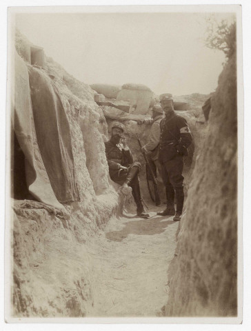 Beauséjour 180,Tranchée des "Redans" face à la main de Massiges. - Le commandant Romezin et le docteur Ramadier.