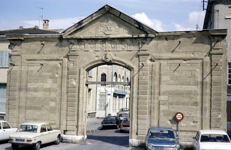 Valence.- Le portail de l'ancienne Préfecture.