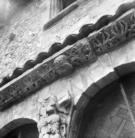 Saint-Donat-sur-l'Herbasse. - Détail de façade du cloître de la collégiale.