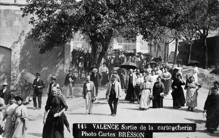 Sortie d'ouvriers de la Cartoucherie.