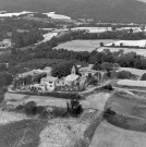 Vue aérienne du hameau de Lachamp et de l'église Saint-Nicolas.