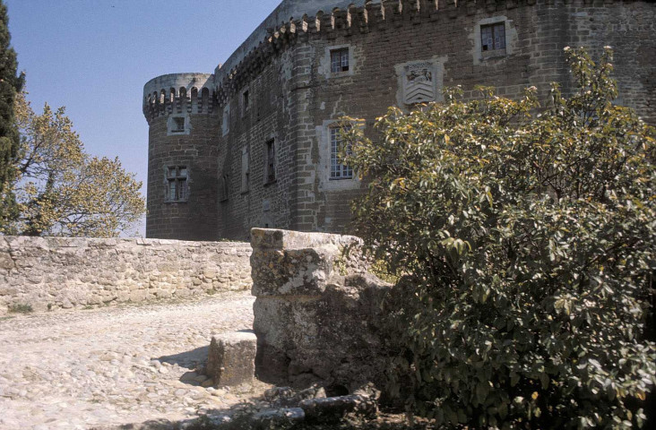 Suze-la-Rousse.- Le château.