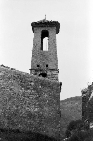 Rochebrune. - La face ouest du clocher de l'église Saint-Michel.