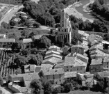 Vue aérienne du village et de l'église Notre-Dame de la Consolation.