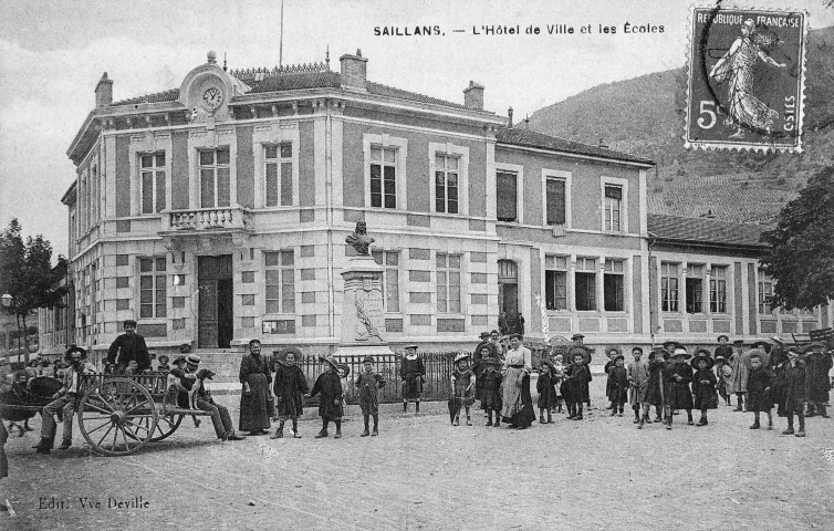 Saillans. - La mairie et le groupe scolaire.