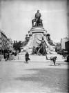 Valence.- Le monument Émile Augier, place de la République, face ouest représentant la ville de Valence. Il fut inauguré le 1er août 1897 par M. Félix Faure, Président de la République, c'est une œuvre de l'architecte M. Parent.