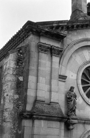 Roussas. - Détail de la façade occidentale de l'église Saint-Joseph.