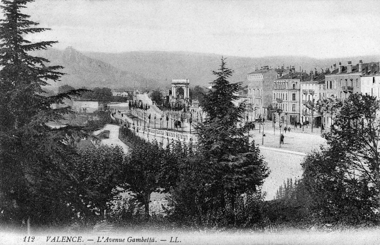 Valence.- L'avenue Gambetta et les deux ponts.